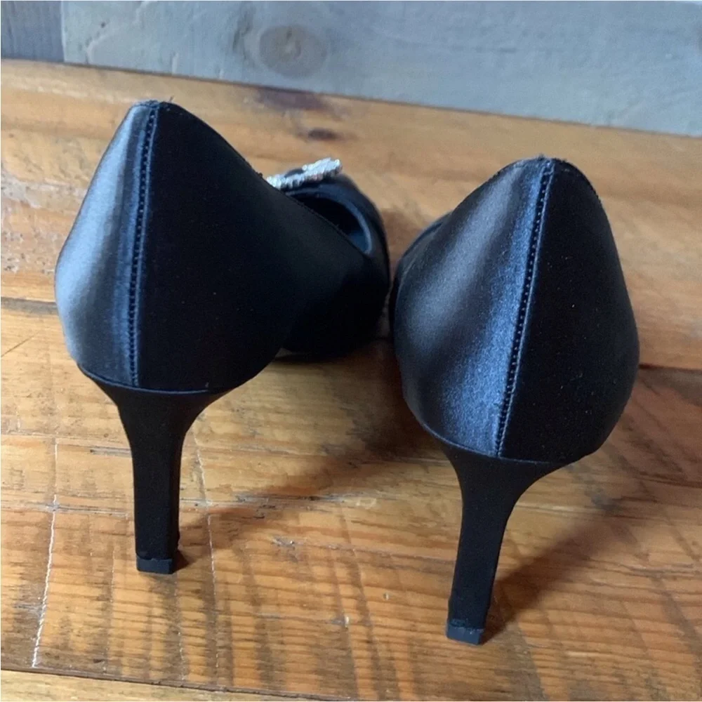 Anne Klein Raylee black satin pumps with rhinestone brooch detail Size 9.5